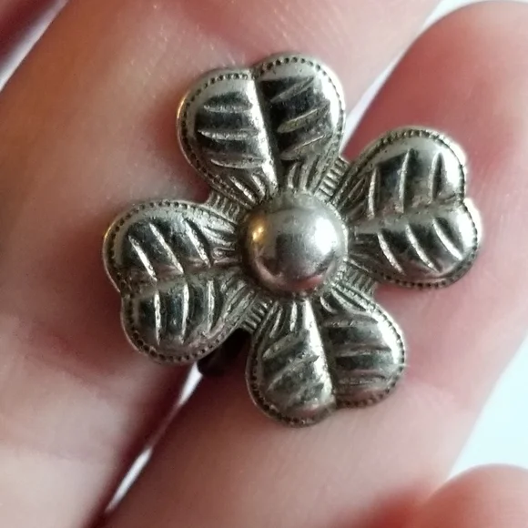 Relisted -Vintage four leaf clover screwback earrings silver tone metal - Picture 3 of 11